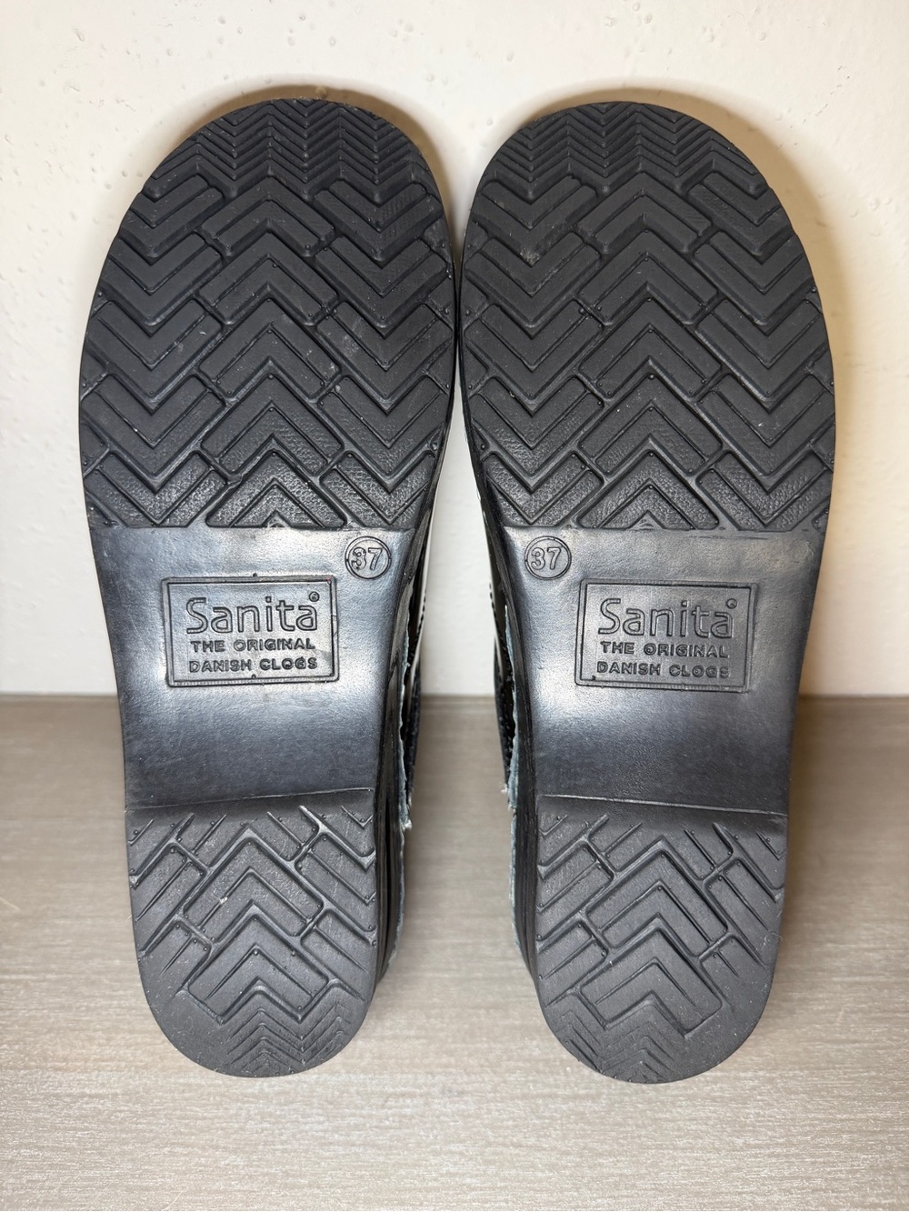 Sanita Original  Black/Silver Grey Abstract Design Patent Clogs Size 37 Very Gd - Picture 9 of 9
